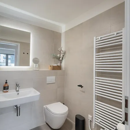 New Modern With Parking, Near Airport Apartment