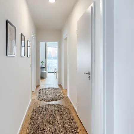 New Modern With Parking, Near Airport Apartment *