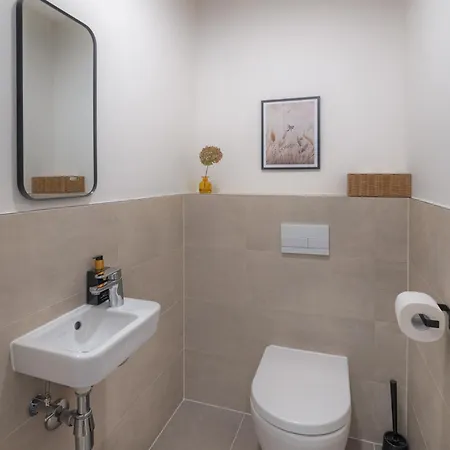 Apartment New Modern With Parking, Near Airport *