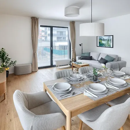 New Modern With Parking, Near Airport *