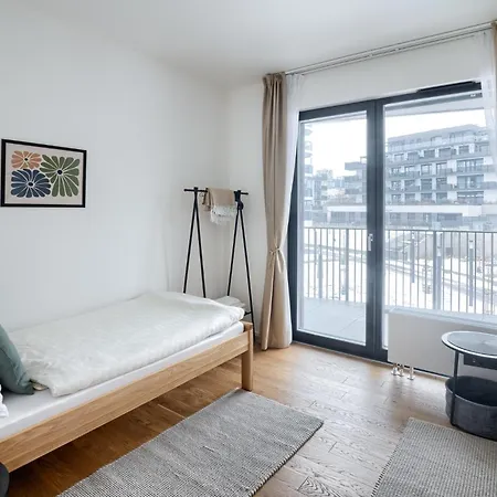 New Modern With Parking, Near Airport Apartment