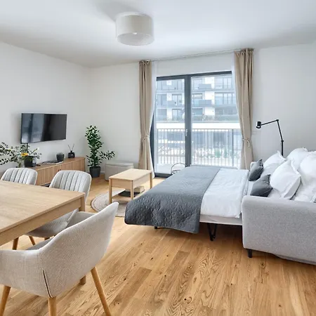 New Modern With Parking, Near Airport Apartment Prague