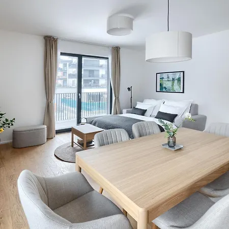 New Modern With Parking, Near Airport Apartment