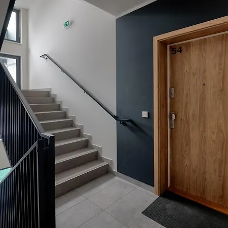 New Modern With Parking, Near Airport Apartment
