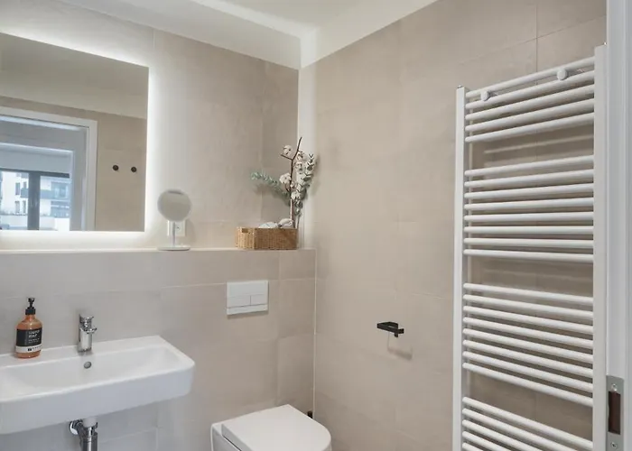 New Modern With Parking, Near Airport Appartamento