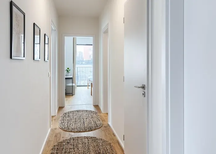 New Modern With Parking, Near Airport Appartamento *
