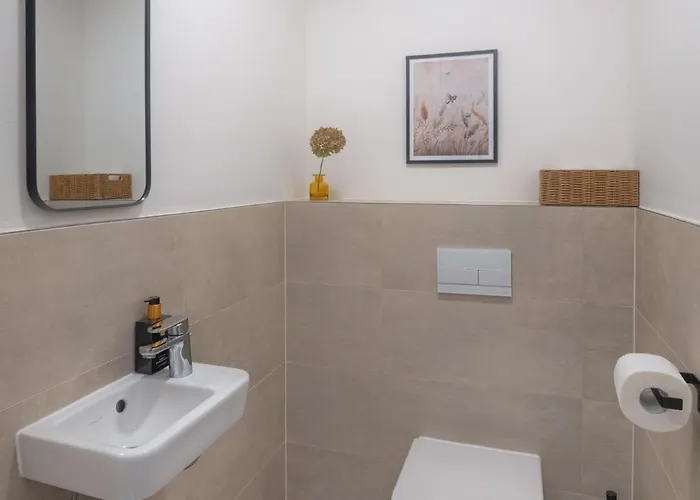 Appartamento New Modern With Parking, Near Airport *