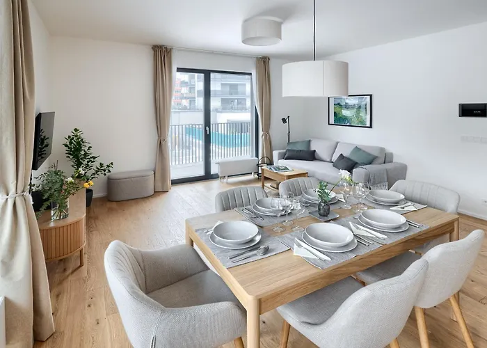 New Modern With Parking, Near Airport *